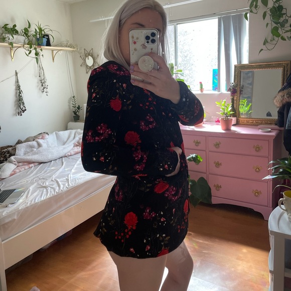 black and red floral blazer - Picture 3 of 4